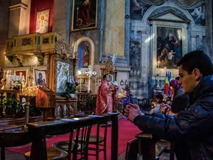 Slujbă creștin-ortodoxă/FOTO: hotnews.ro