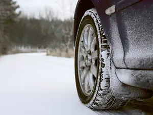 Ce spune RAR că trebuie să scrie pe cauciucurile mașinii iarna pentru a nu lua 2.900 lei amendă - Foto: Facebook/Registrul Auto Român Oficial