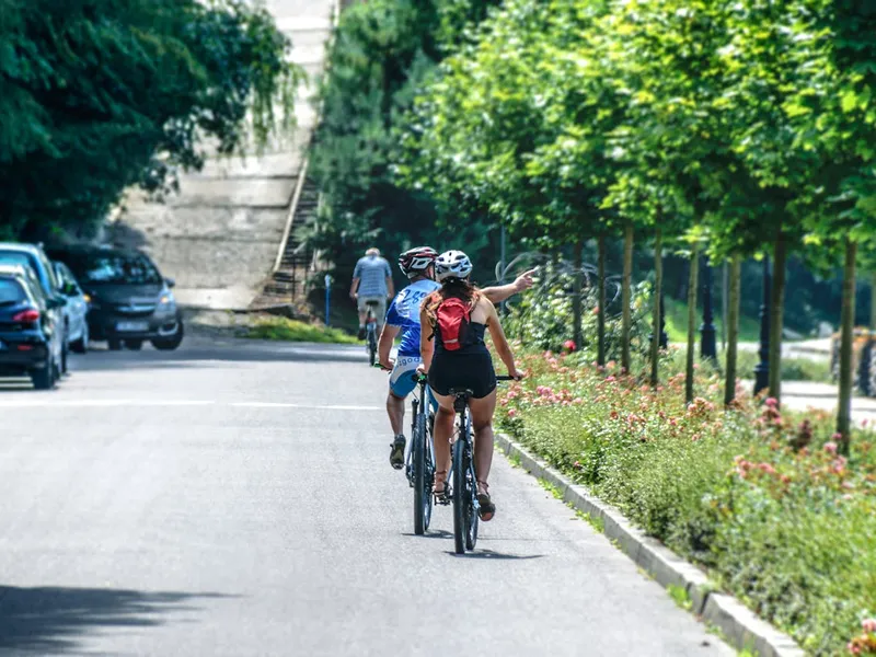 Cum trebuie să depășească șoferii bicicliștii. Nu mai e valabilă recomandarea distanței de 1,5 metri - Foto: pexels.com/PhotoMIX Company - Rol ilustrativ