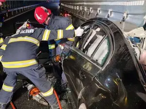 VIDEO Trei persoane au murit după ce un autoturism a intrat sub un camion pe autostradă / ISU