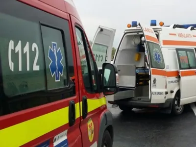 Trei adulți și doi copii au fost răniți într-un accident între o autoutilitară și un TIR pe DN 67/FOTO: Facebook/Ambulanta