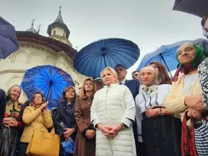 Viorica Dăncilă, cucernică/FOTO: Facebook.com