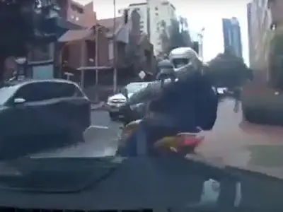 Un avocat a spulberat cu BMW-ul doi hoți care tocmai îl jefuiseră Foto: captură Youtube