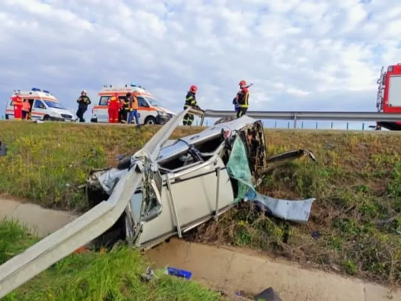 O mașină a sărit de pe autostrada A2 și s-a răsturnat. Doi adulți și doi copii, la spital. / Foto: Info Trafic 24, Facebook