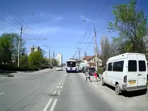 Accident grav, evitat la limită. Ce reacție au avut șoferii și cum au scăpat trei copii Foto: piataauto.md