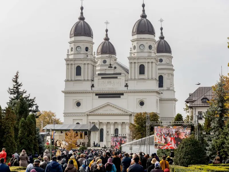 Pelerinaj electoral, la moaștele Sfintei Parascheva. 6 candidați la președinție merg la liturghie - Foto: INQUAM PHOTOS / Casian Mitu - Imagine cu rol ilustrativ