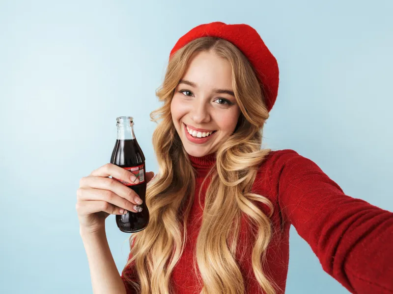 Ce se întâmplă în corp atunci când bei Coca-Cola? Beneficiile neștiute ale „apei cu întuneric” - Foto: Profimedia Images (imagine cu rol ilustrativ)