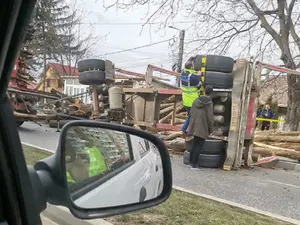 Remorca s-a răsturnat pe șosea Foto: Facebook/Poliția Locală Pașcani