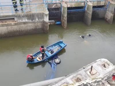 Două persoane au ajuns la spital după ce au căzut cu mașina în lacul Floreasca - FOTO: ISU B-IF