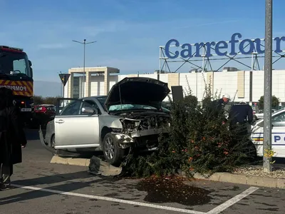 Accident incredibil, în parcarea unui supermarket din București. Două Toyota, făcute praf - Foto: Facebook/Info Trafic Bucuresti si Ilfov