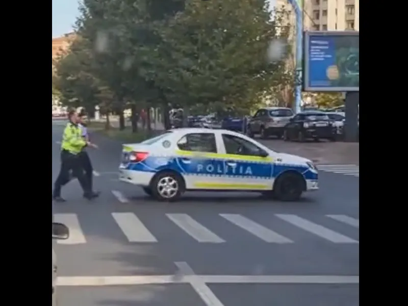 Logan cu girofaruri rămas în drum, împins de polițiști. / Foto: captură video