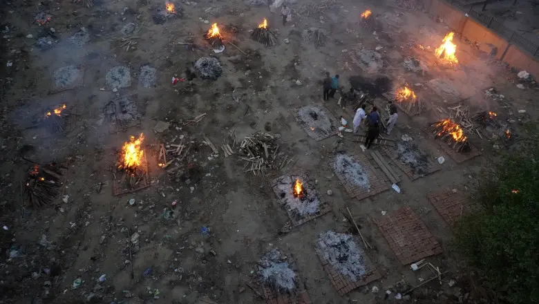 Incinerări în masă în India, unde COVID ucide mii de oameni zilnic/FOTO: Digi24