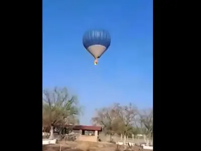 Un balon cu aer cald a luat foc în zbor deasupra oraşului aztec Teotihuacan. - Foto: captură video