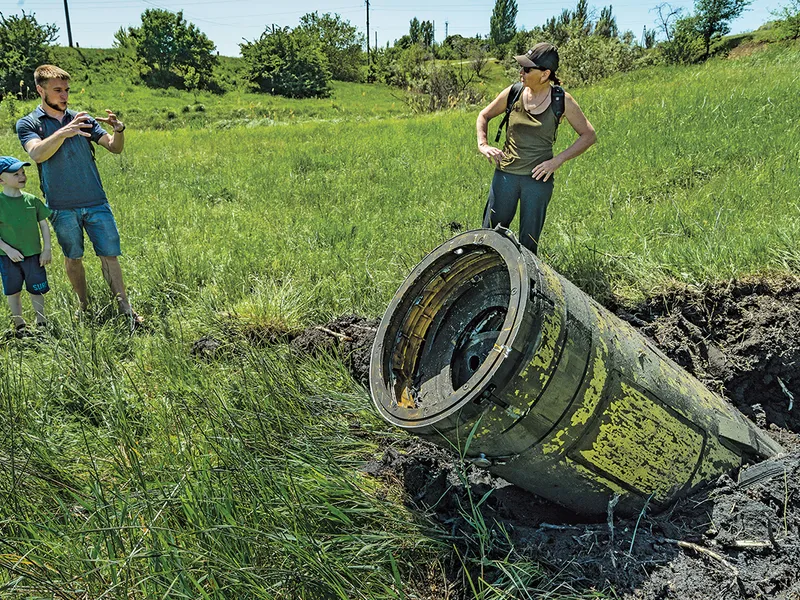 INTERCEPTARE Civili vorbesc lângă rămășițele unei rachete rusești Tocika doborâtă de sistemul antirachetă al Ucrainei