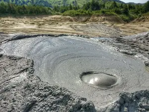 Povestea Vulcanilor noroioși, un monument unic în Europa - Foto: peundemergi.ro