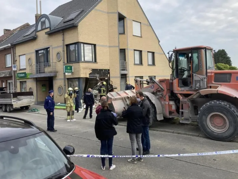 Trei români au încercat să spargă o bancă cu buldozerul Foto: RDB