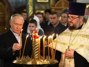 Putin a luat-o razna. Le-a ordonat generalilor săi să poarte la gât cruciuliţe cu iniţialele sale - Foto: Profimedia Images