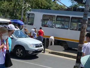 Pieton, lovit de tramvaiul 32 în zona Piața Rahova din București. / Foto: infotraficromania.ro