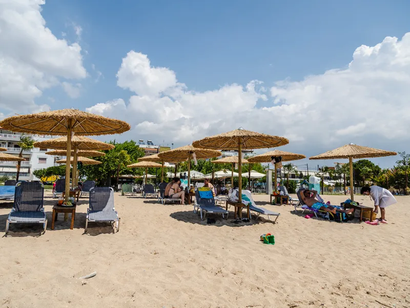 Vacanță în Halkidiki? Cât costă să mergi la plajă: bere - 5 €, cola – 3,5 €, șezlong GRATIS - Foto: Facebook/Forum Halkidiki