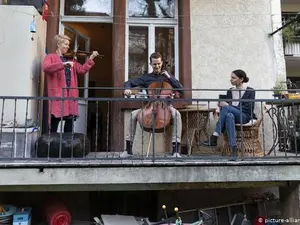 Muzicieni ai ansamblului Freiburger Barockorchester au cântat în balcon în timpul primului lockdown din martie 2020