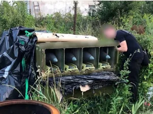 Au ascuns sub prelată rachete antiaeriene de un milion de dolari. Acestea erau abandonate de ruși - Foto: Politie