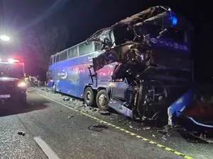 Accident între un autocar cu 76 de ucraineni, între care 29 de copii, și un TIR, pe E85, în Bacău. / Foto: ISU Bacău