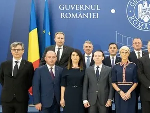 Aurescu și Alexandru, umăr la umăr în poza guvernamentală oficială/FOTO: guv.ro