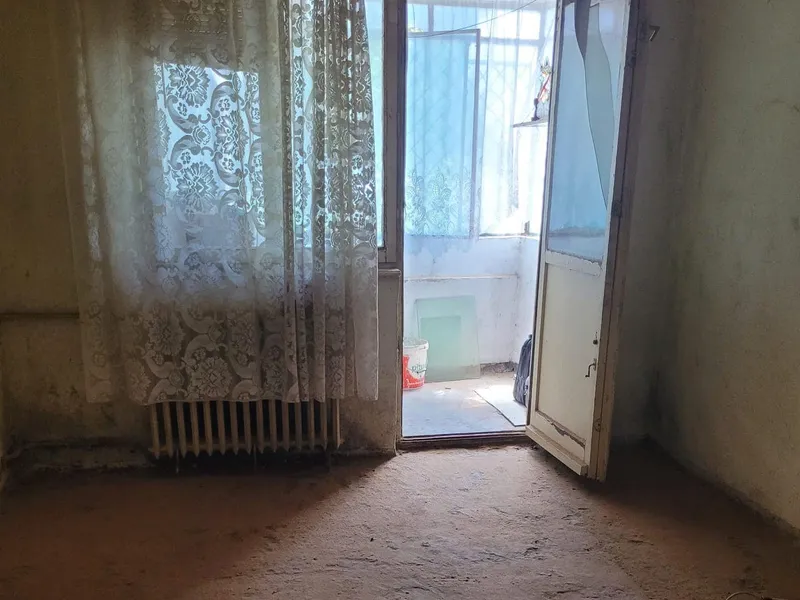 FOTO 30.000 €, apartament două camere, 40 mp la Brăila, cu igrasie, jeg și pământ pe jos - FOTO: FB