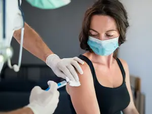 Vaccinarea este obligatorie în Italia de sâmbătă pentru cei de peste 50 de ani / Michigan Health