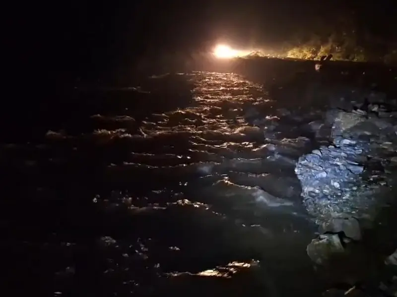 Drumul spre Stâna lui Burnei și Vârful Moldoveanu pe Valea Rea s-a rupt. Renunțați la planuri! - Foto: captură video