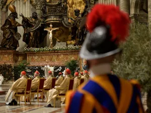 Papa Francisc i-a chemat pe credincioşi la Vigilia Pascală din Sâmbăta Mare să nu-şi piardă speranţa. / Foto: agerpres.ro