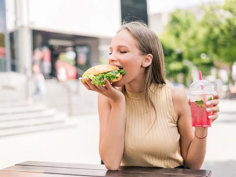 Escrocheria ”Hamburgerul” se extinde rapid și te lasă fără bani. Este foarte greu de oprit - Foto: freepik (rol ilustrativ)