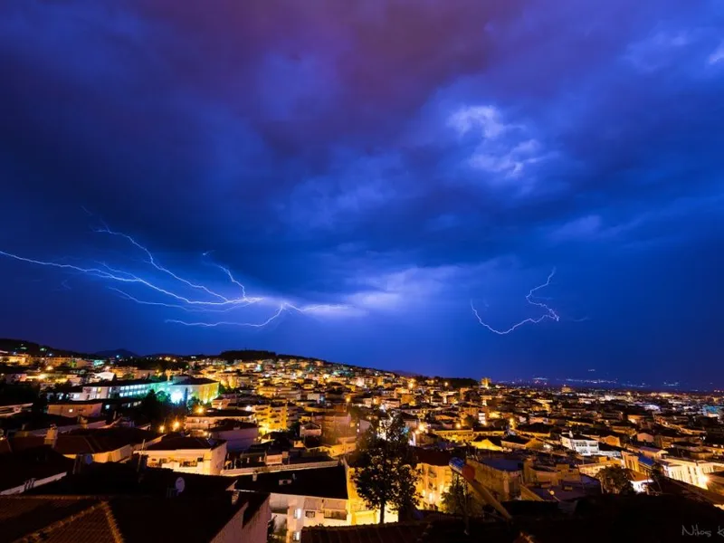 METEO Un ciclon loveşte România. Va fi o schimbare radicală a vremii. O toamnă turbulentă - Foto: PXHere/Nikos Koutoulas/CC0