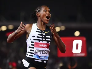 Atleta kenyană Faith Kipyegon a doborât recordul mondial la 1.500 de metri, fiind cronometrată în 3 min 49 sec 11/100 - Foto: Profimedia Images