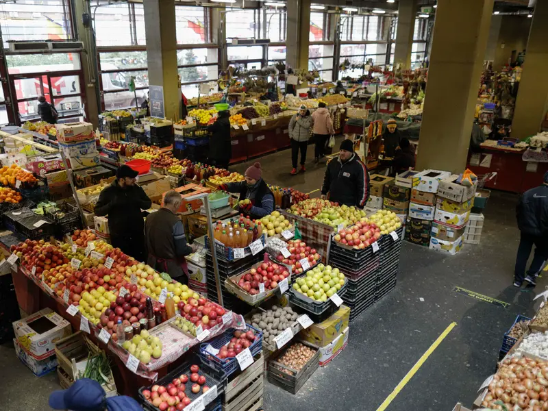 Cum li s-au mărit inutil românilor veniturile. Banii dispar în inflaţie, când cresc preţurile - Foto: INQUAM PHOTOS / Octav Ganea