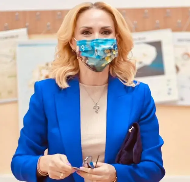 Firea, pozându-se imediat după ce a votat în alegerile locale din Capitală. Ea a pierdut în fața lui Nicușor Dan. Sursa foto: Facebook