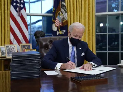 Biden anulează restricțiile impuse de Trump pentru solicitanţii de vize de lucru în SUA. / Foto: apnews.com