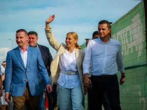 Alina Sperlea în campanie electorală cu Sorin Grindeanu și Alfred Simonis. Sursă foto: Facebook