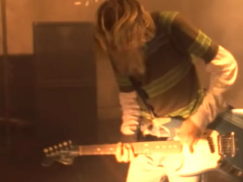 Chitara lui Kurt Cobain din videoclipul „Smells Like Teen Spirit”, vândută cu 4,5 mil. $. / Foto: metalsucks.net