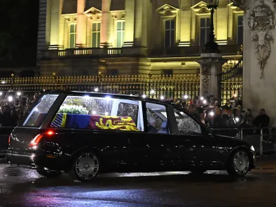 Regina Elisabeta a II-a părăsește pentru ultima dată Palatul Buckingham - FOTO: Profimedia