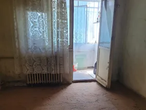 FOTO 30.000 €, apartament două camere, 40 mp la Brăila, cu igrasie, jeg și pământ pe jos - FOTO: FB