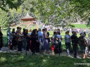 Pelerinaj la mormântul lui Arsenie Boca. Foto Adevărul