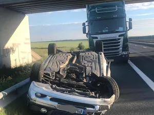 Un autoturism s-a răsturnat după de s-a acroșat cu un TIR pe A1 Deva - Nădlac. Șoferul a murit. / Foto: infotraficromania.ro