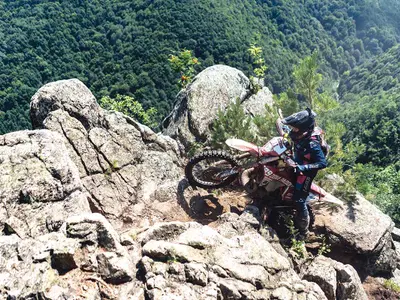 Sandra Gomez,  femeia fantastică a hard enduro-ului, în Wolfs Nest, probabil cea mai spectaculoasă zonă a traseului raliului