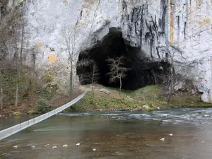 Peștera din România unde curge un pârâu alb „ca laptele”. Aici au trăit oameni în Epoca Bronzului - Foto: pădureacraiului.ro