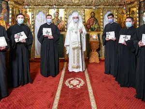 Guvernul, Parlamentul și partidele politice ocupă ultimele locuri în ceea ce priveşte gradul de încredere al românilor/FOTO: basilica.ro