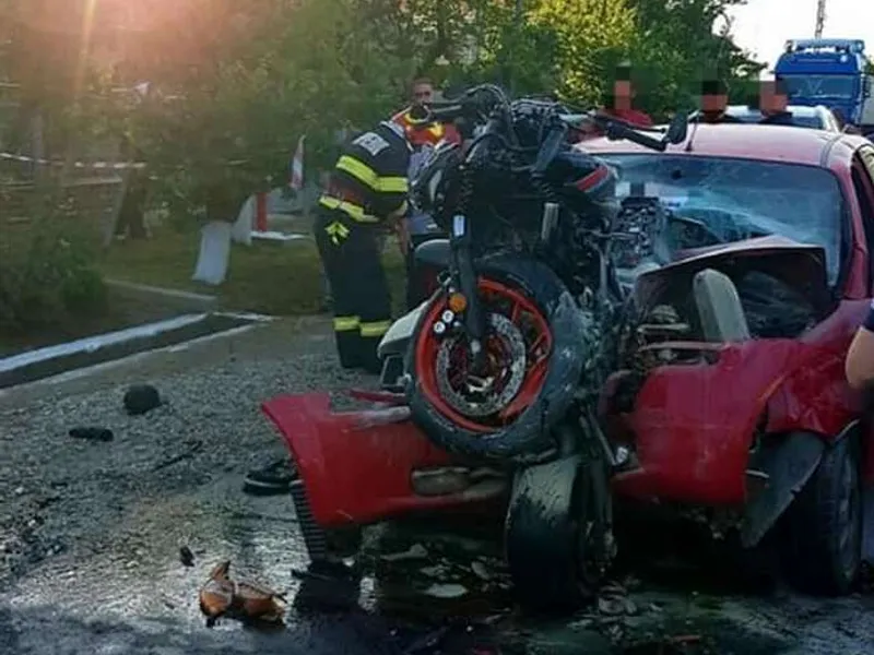 Ce a rămas dintr-o motocicletă strivită între o mașină și o cisternă. / Foto: Info Trafic 24, Facebook