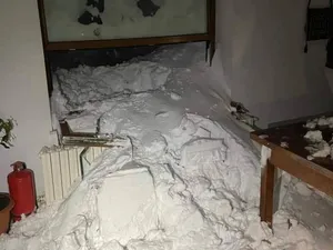 Cabana Capra din Munţii Făgăraş și mai multe mașini, avariate de o avalanșă puternică. / Foto: Facebook / Avalanse in Carpati