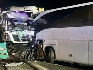 VIDEO Accident între un TIR și un autocar în Sibiu. Un bărbat a murit și 7 persoane sunt rănite Foto: captură video Stiri Sibiu