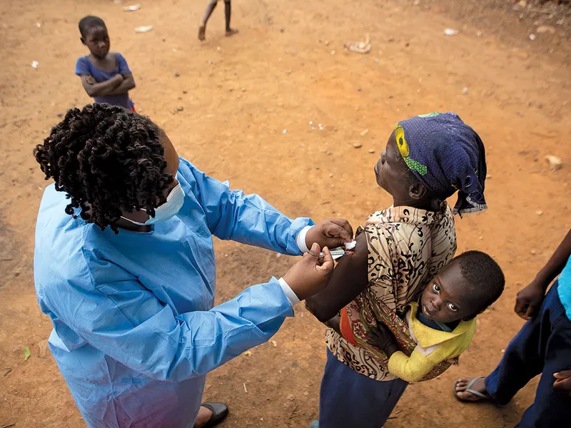 Vaccinări într-o piață din Zimbabwe.